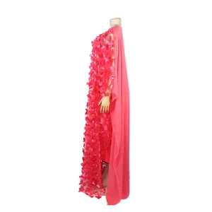 Robe longue africaine élégante avec broderie florale 3D et sous-robe rose assortie.