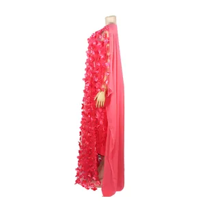 Robe africaine rose élégante avec broderie florale 3D et manches cape, vue latérale