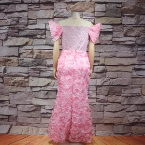 Detailansicht eines rosa afrikanischen Abendkleids mit 3D-Blumentexturen und Pailletten