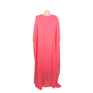 Vue arrière d'une robe caftan africaine rose avec broderie 3D sur mannequin de vitrine