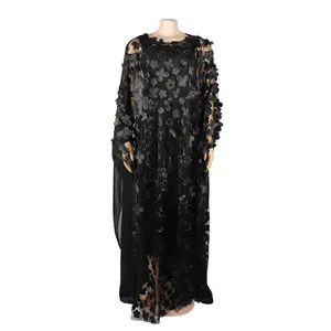 Gros plan sur une robe maxi noire africaine pour femme avec broderie florale 3D élégante.