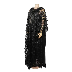 Vue détaillée de la broderie florale 3D noire sur une robe longue africaine en résille.