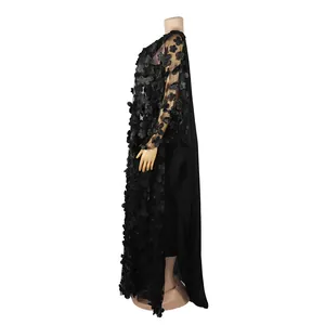 Vue latérale d'une robe caftan africaine noire avec broderie florale 3D