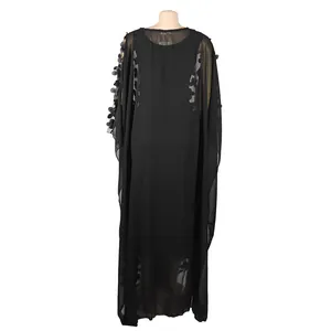 Vue arrière de la robe longue africaine noire avec broderie florale en 3D.