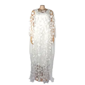 Vue détaillée d'une robe maxi africaine blanche avec broderie florale 3D et jupon