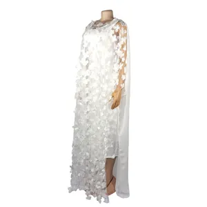 Détail d'une robe longue africaine blanche avec broderie florale 3D sur mesh