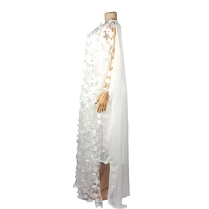 Vue latérale d'une robe africaine blanche avec broderie florale 3D et cape voilée.
