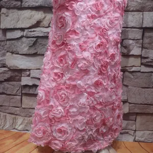 Detailansicht der luxuriösen 3D-Stickerei mit rosa Rosen auf einem Abendkleid-Stoff