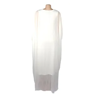 Vue arrière d'une élégante robe caftan africaine blanche grande taille
