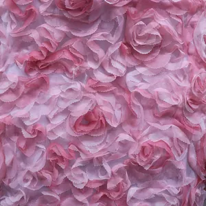 Detailaufnahme von luxuriöser rosa 3D-Rosettenstickerei auf weichem Netzstoff für Kleider