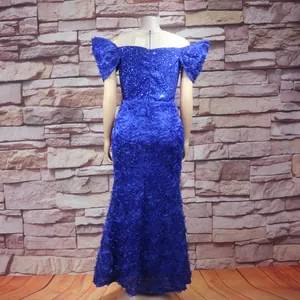 Königblaues Abendkleid mit Pailletten, 3D-Blumenstickerei und schulterfreien Ärmeln.