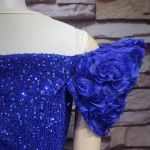 Nahaufnahme eines königsblauen Abendkleids mit luxuriösem 3D-Blumen-Netzärmel