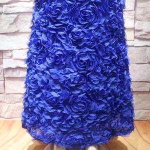 Detailansicht der blauen 3D-Rosenstickerei auf luxuriösem Abendkleid aus Netzstoff