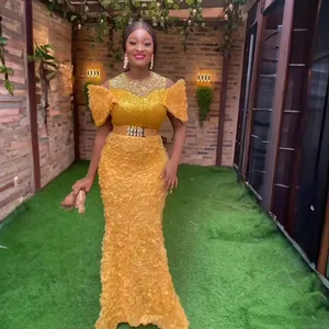 Luxuriöses afrikanisches Abendkleid in Gelb mit 3D-Stickerei, Pailletten und Gürtel