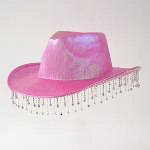 Dettaglio cappello da cowboy rosa neon iridescente con lunghe frange di strass scintillanti