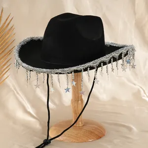 Detailaufnahme eines schwarzen Y2K-Cowboyhutes mit silbernen Stern-Quasten und Flitter
