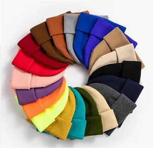 Vue détaillée de divers bonnets tricotés colorés disposés en cercle