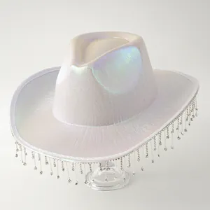 Cappello da cowboy bianco iridescente con nappe di strass per feste e spettacoli.