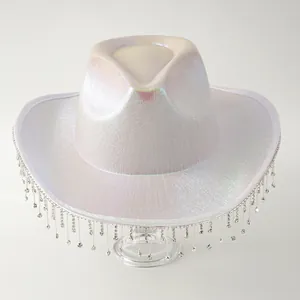 Cappello da cowboy neon bianco iridescente con eleganti frange lunghe di strass fini.