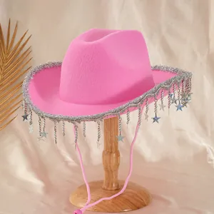 Detailansicht eines rosa Y2K-Cowboyhuts mit silbernem Lametta und Sternquasten