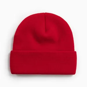 Vue détaillée d'un bonnet en maille rouge vif avec un revers classique.