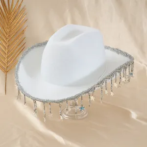 Detailansicht eines weißen Y2K-Cowboyhuts mit silbernen Sternquasten und eleganten Perlen