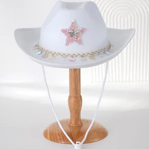 Nahaufnahme eines weißen Damen-Cowboyhuts mit rosa Paillettenstern für Partys.