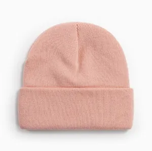 Vue macro d'un bonnet en maille rose doux avec une texture tricotée de qualité