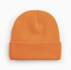 Bonnet en tricot orange vif montrant la texture très douce du tissu acrylique