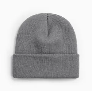 Vue détaillée d'un bonnet en maille gris classique avec texture côtelée et revers