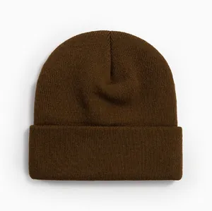 Gros plan détaillé montrant la texture douce d'un bonnet en tricot marron uni et chaud