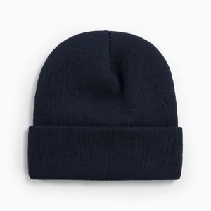 Vue rapprochée détaillée du bonnet en maille bleu marine montrant la texture fine