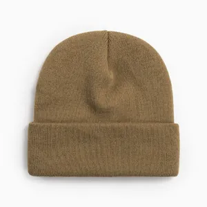 Détail de la texture d'un bonnet en maille classique kaki pour la chaleur hivernale.