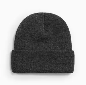 Vue détaillée d'un bonnet en tricot gris foncé montrant la texture fine du fil