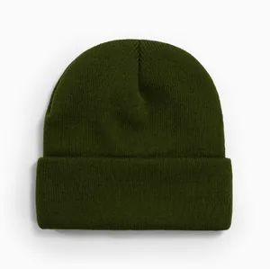 Vue détaillée du bonnet en maille acrylique vert foncé avec bord replié.