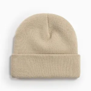 Détail d'un bonnet en maille côtelée beige pour la chaleur hivernale