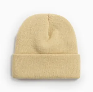 Gros plan d'un bonnet en maille acrylique beige chaud avec revers classique