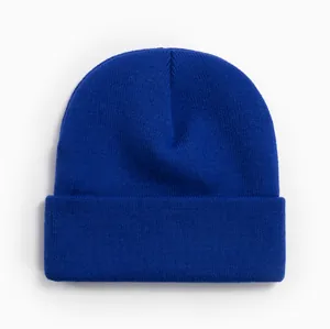 Détail d'un bonnet en maille côtelée bleu roi avec revers chaud pour l'hiver