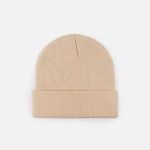 Détail d'un bonnet en maille beige chaud et très doux avec une texture côtelée unie.
