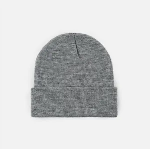 Gros plan d'un bonnet en tricot gris classique doté d'une texture côtelée douce pour l'hiver