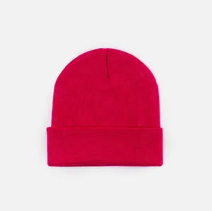 Vue détaillée de la texture en maille acrylique magenta d'un bonnet d'hiver