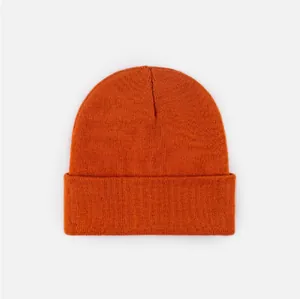 Vue détaillée de la texture et du revers d'un bonnet en maille acrylique orange vif