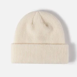 Détail en gros plan d'un bonnet en maille côtelée crème doux pour l'automne-hiver.