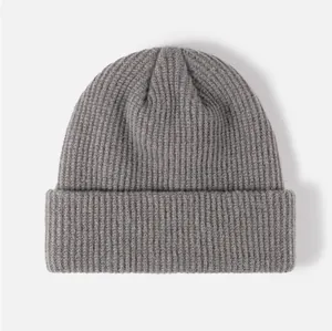 Vue détaillée d'un bonnet en tricot côtelé gris montrant une texture acrylique