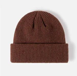 Vue détaillée d'un bonnet en maille côtelée marron classique, parfait pour l'hiver et le style.