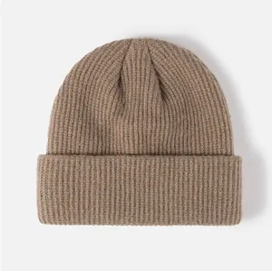 Vue macro détaillée montrant la texture en tricot côtelé d'un bonnet d'hiver brun