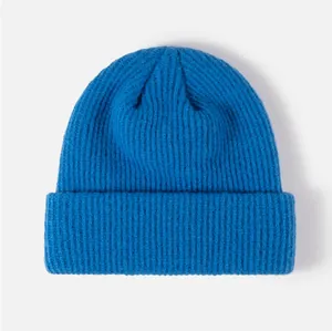 Gros plan détaillé d'un bonnet en tricot bleu montrant sa texture côtelée douce