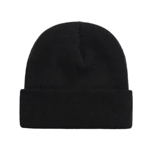 Bonnet en tricot noir classique en fil acrylique doux pour l'hiver en plein air.