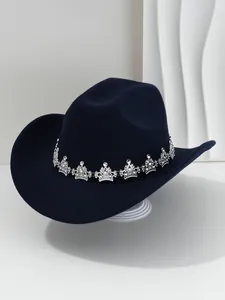 Vue détaillée d'un chapeau de cowboy bleu avec décoration de couronne en strass