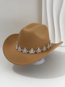 Détail du chapeau de cowboy kaki orné d'une bande de strass en forme de couronne